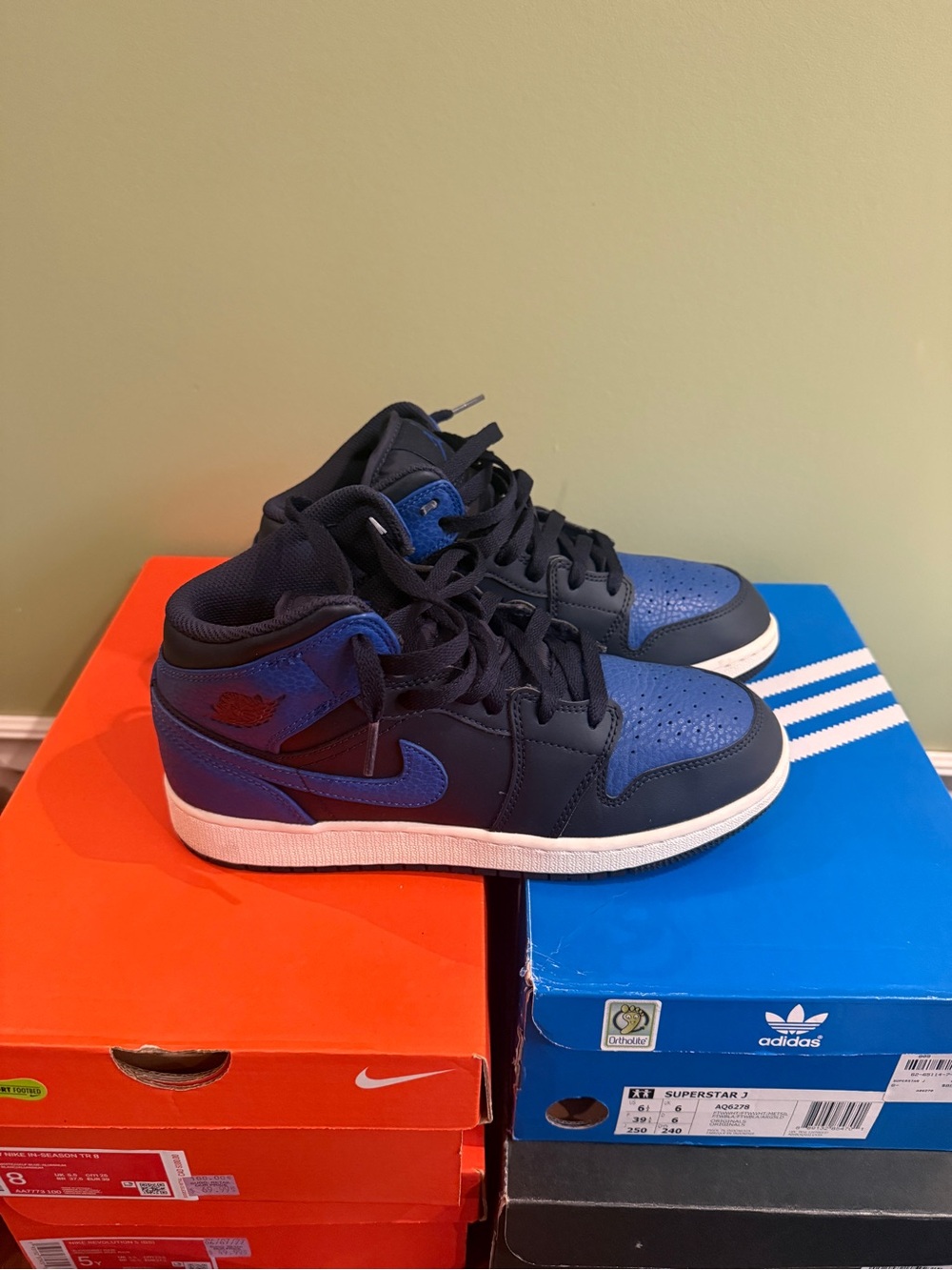 Authentic Nike Air Jordan 1 Mid Sneaker Size 38.5